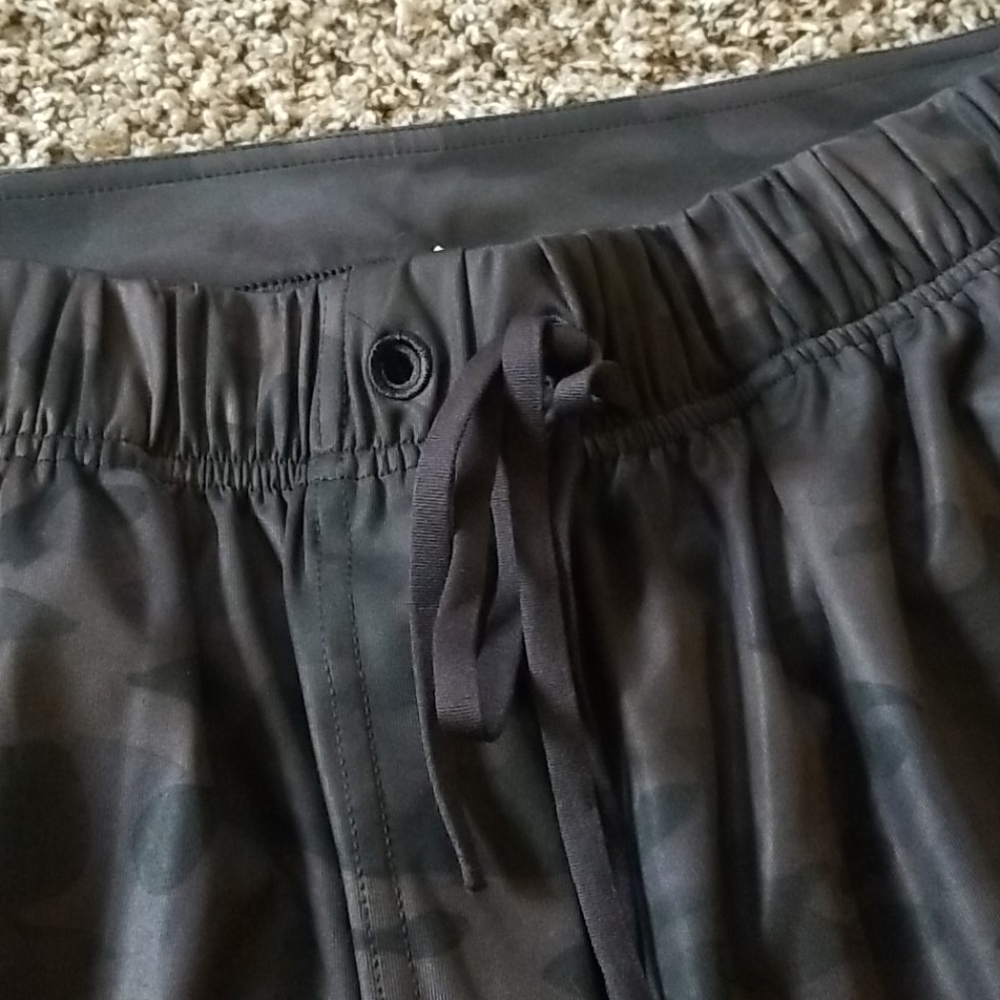 6 lululemon camo joggers - Picture 5 of 8